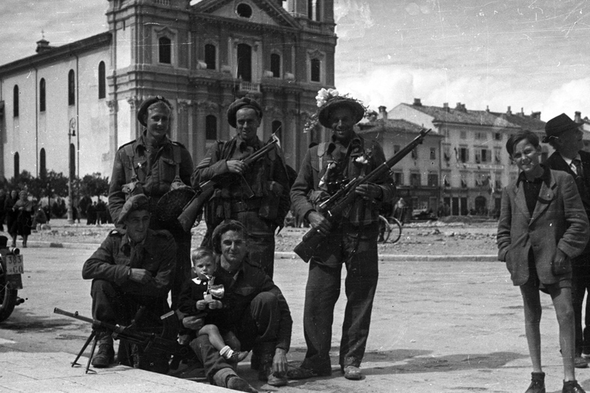 Zacasna Meja Zivljenje In Hrepenenje V Coni A 1945 1947 Goriski Muzej