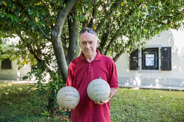 4 Aldo Rupel Z žogama Leta 2019 Pred Goriškim Muzejem