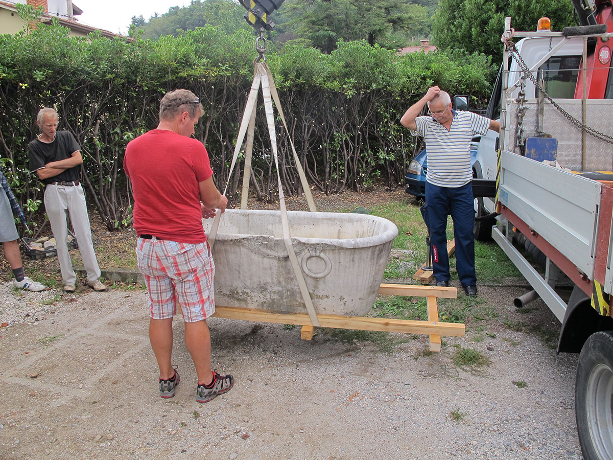 Kopalna kad iz kararskega marmorja